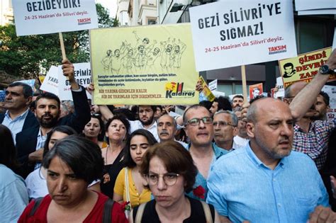 Gezi Park Protests: 빛나는 민주주의의 열망을 향한 투쟁, 그리고 그로 인해 펼쳐진 사회 변화